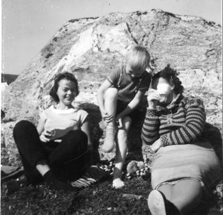 Eldste søster Elisabeth, Helge og mor Helga på Snaufjellet