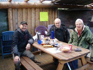 Roy, Kjell og Osvald ved gapahuken i Øygardsbukta på Rekdal