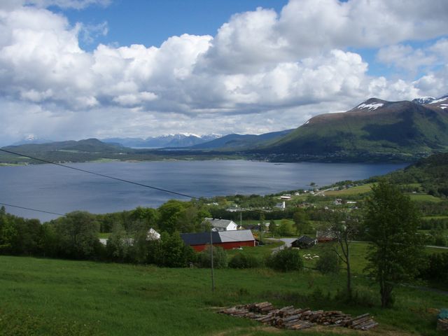 Utsikten til fjella og fjorden er som i Hanibalenes tid oppe i Nakkebakken.  
