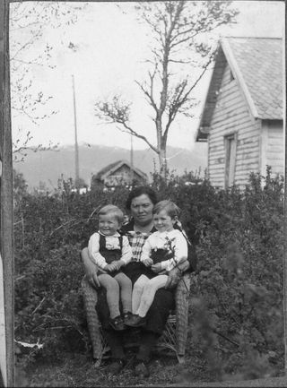 Inger Karoline var populær poståpner i bygda. Her med to barnebarn. 