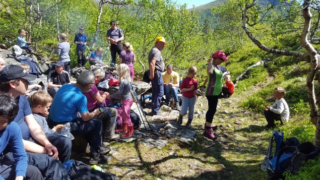 Tur til Røvarhytta i regi av Rekdal Idrettslag har blitt ein tradisjon. I år var vi omlag 40 stykker i alle aldersgrupper har tatt turen fjells, omlag 420 m.o.h 