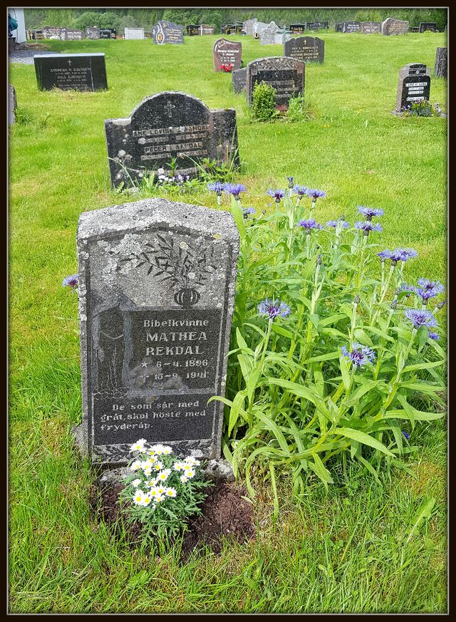 Mathea sin grav på Hestadholen i Fræna. 
